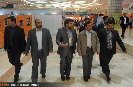 درحاشیه‌‎ی بازدید از نمایشگاه بازی‌های رایانه‌ای؛ احمدی‌نژاد: بازی‌های فضای مجازی به بازی‌های محیط واقعی غلبه کرده است  