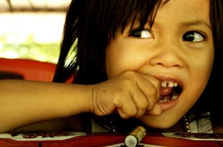 کودکی باتری کنترل تلویزیون را برای جلوگیری از تغییر کانال کارتن توسط پدرش بلعید!