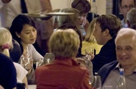 ماه عسل رییس فیس‌بوک سوژه رسانه‌ها شد + عکس