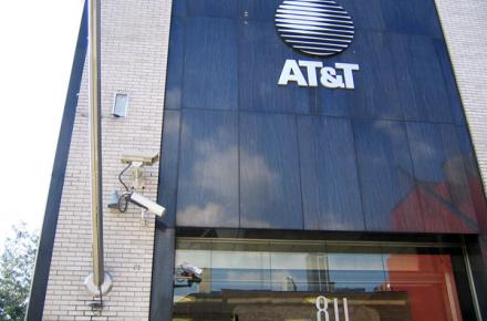 توهین کارکنان شرکت مخابراتی AT&T به همکار زن محجبه‎شان 