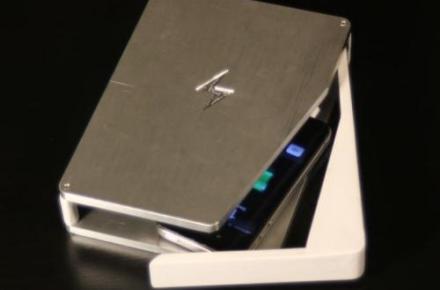 طراحی شارژر پاک کننده‏ی گوشی تلفن‏ همراه از آلودگی‏های خطرناک + تصویر