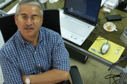 سفر پروفسور کمالی پور به ایران برای رونمایی از «مسافر دهکده جهانی»