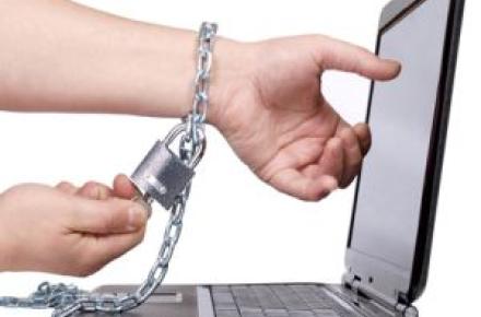 کشف فیلم ها و تصاویر خانوادگی شهروندان در یک "نت سرا"