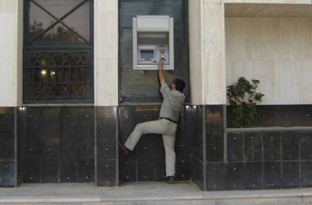 سوء استفاده‌ی کلاهبرداران از عدم آشنایی افراد به دستگاه‌های عابر بانک 