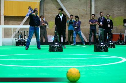 فردوسی پور حریف ربات‌ها نشد! +عکس