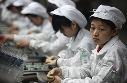 تصویر کارگران کارخانه‌های اپل در نمایشنامه‌ی "درد و وجد استیو جابز" 