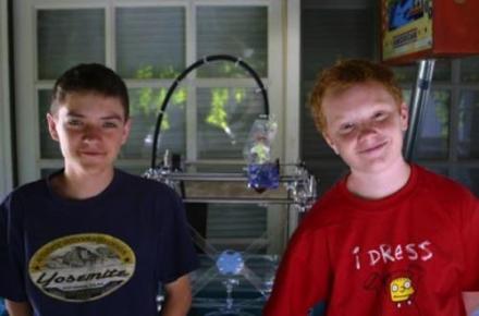 فراهم شدن امکان دانلود اشیاء فیزیکی + عکس دو کودک خلاق