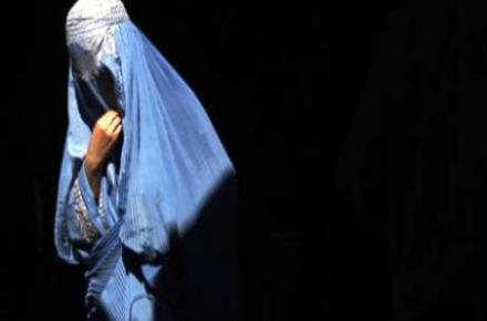 جنجال رسانه‌ای به دنبال عقد همزمان یک زن برای دو شوهر در افغانستان + تصویر