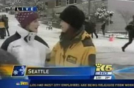 زن عصبانی خطاب به خبرنگار در برنامه زنده: تو یک ضدحال و خرمگس معرکه هستی! + تصویر 