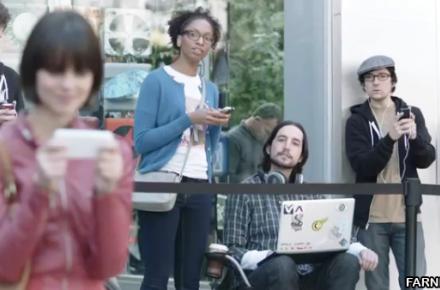 جنگ سامسونگ با اپل به آگهی‌های تبلیغاتی هم رسید! + لینک کلیپ 