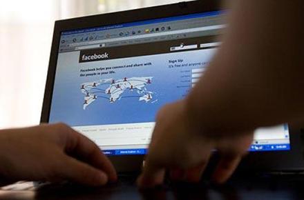 درخواست کمک زن گروگان گرفته‌ شده با فیس‌بوک