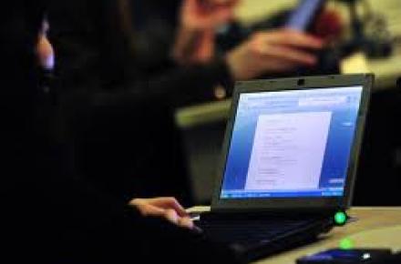 وقتی یک نماینده‌ی مجلس از فیس‌بوک حمایت می‌کند!