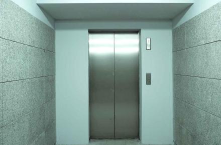 زورگیری از زنان در اسانسور