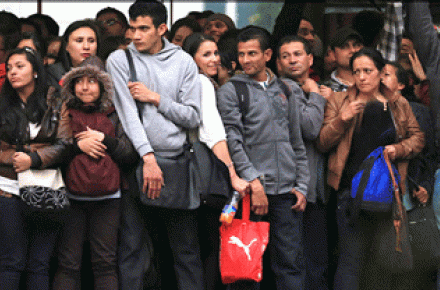 آزار و اذیت جنسی زنان در مترو و اتوبوس‌های شهری (+تصاویر)