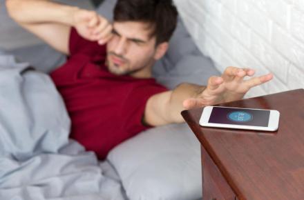 لزوم کوک کردن ساعت به جای تلفن همراه برای خواب بهتر