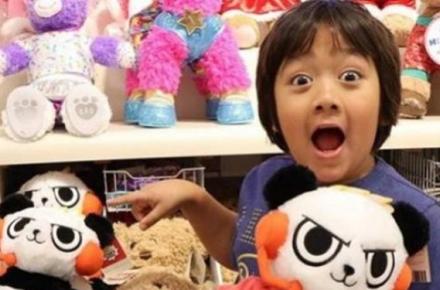 کسب درآمد 26 میلیون دلاری پسر هشت ساله از یوتیوب!