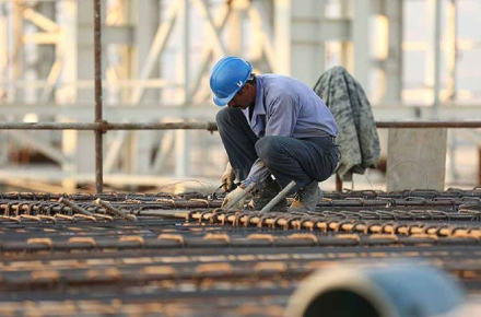 کارگران ساختمانی برای بیمه ثبت‌نام کنند