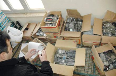 مناقشه مسئولان در مورد جمع‌آوری موبایل‌های قاچاق