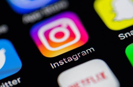 قابلیت آپلود چند عکس به طور همزمان در استوری اینستاگرام