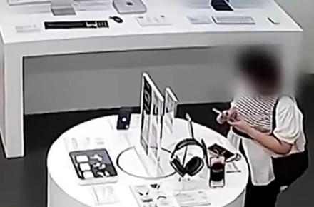 ترفند عجیب این زن برای سرقت آیفون؛ از دندان‌هایش استفاده کرد!