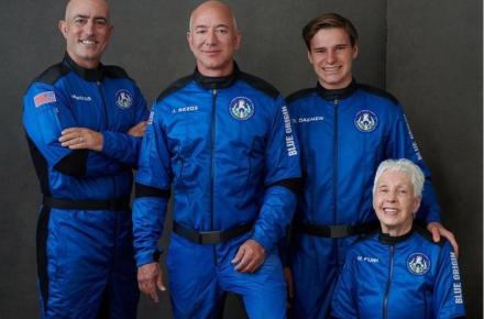 جف بزوس و همراهانش تا ساعاتی دیگر به سفر فضایی می‌روند +عکس