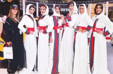 حضور جنجالی مدل‌های محجبه در نمایشگاه خودروهای لوکس! (+تصاویر)