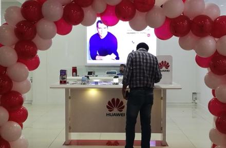 قرعه‌کشی هواوی برای خریداران بازار موبایل یک و دو برگزار شد (تصاویر)