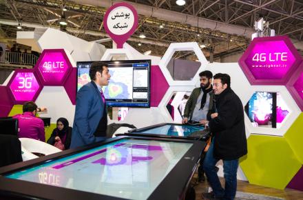 رایتل به اصحاب رسانه در نمایشگاه مطبوعات هدیه می‌دهد