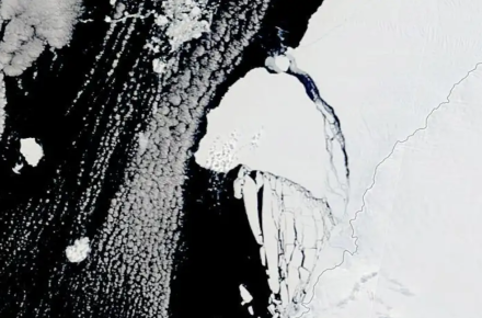 انتشار تصاویر ماهواره‌ای از حرکت بزرگترین کوه یخ جهان