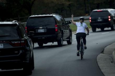 انتشار گسترده‌ی عکس زنی که به ترامپ اعتراض غیراخلاقی کرد