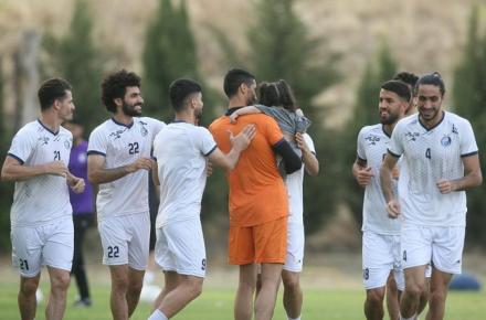 استقلالی‌ها با رانندگی یک خانم به قائمشهر رفتند(+عکس)