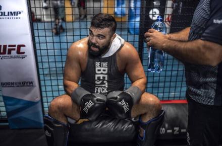 امیر علی اکبری در مبارزه یک طرفه ناک اوت شد