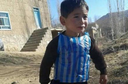 یافتن کودک هوادار مسی در افغانستان و نه عراق! (+تصاویر)