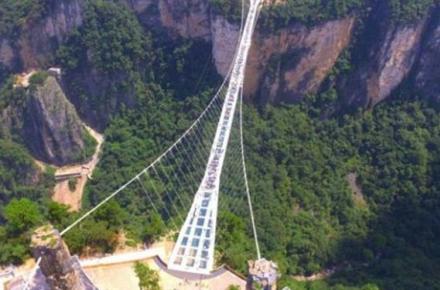 مرتفع‌ترین پل شیشه‌ای جهان (+تصاویر)