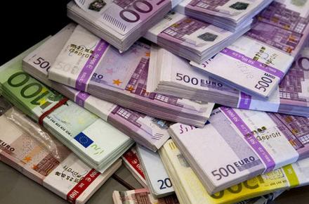 زن شیاد یک میلیون و ۲۱۰ هزار یورو کلاه یک بانک اصفهانی را برداشت و فرار کرد