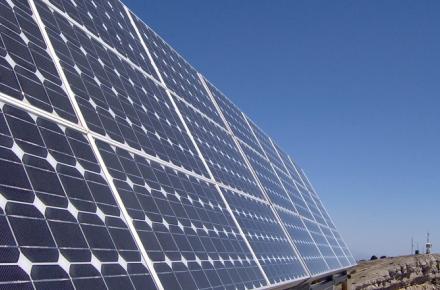 تامین برق منازل با باتری‌های خورشیدی