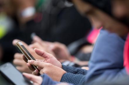 پیری زودرس؛ پیامد خیره شدن زیاد به صفحه‌‌نمایش موبایل و لپ‌تاپ