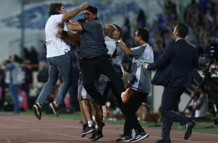 سرمربی استقلال این بار به سمت سکوی بانوان رفت!