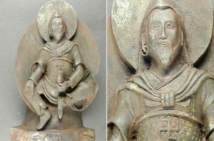 عکس مجسمه بودا از جنس شهاب سنگ و با نشان آریایی