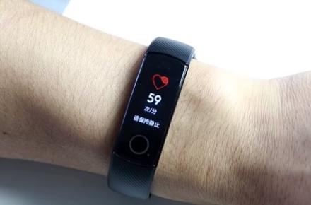 دستبند هوشمند آنر سطح اکسیژن خون را می‌سنجد!