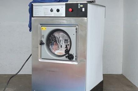 مردی در لباسشویی خودش را شست (+تصاویر) 