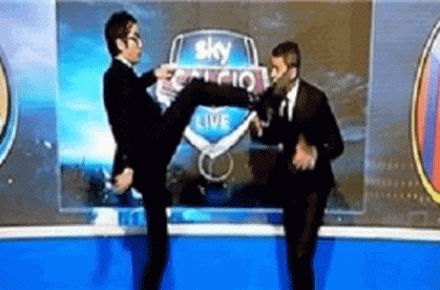 لگد مجری تلویزیون به صورت فوتبالیست معروف در برنامه زنده!