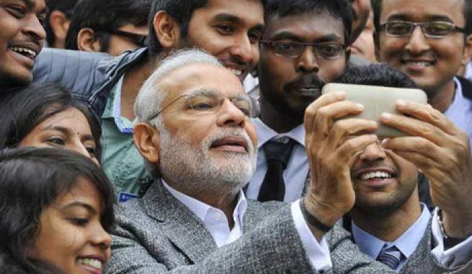 نخست‌وزیری که عاشق سِلفی گرفتن است! (+تصاویر)