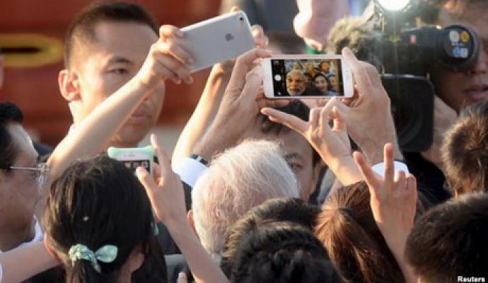 نخست‌وزیری که عاشق سِلفی گرفتن است! (+تصاویر)