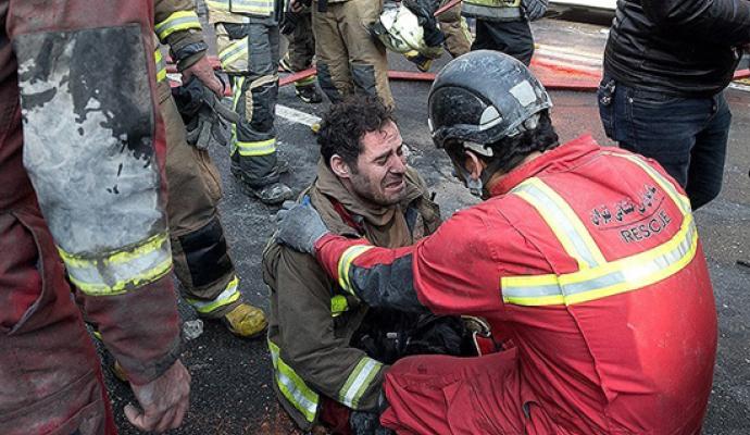 تصاویر/ آتش‌نشانان در اشک و بُهت فاجعه پلاسکو