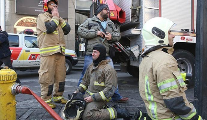 تصاویر/ آتش‌نشانان در اشک و بُهت فاجعه پلاسکو