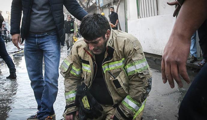 تصاویر/ آتش‌نشانان در اشک و بُهت فاجعه پلاسکو