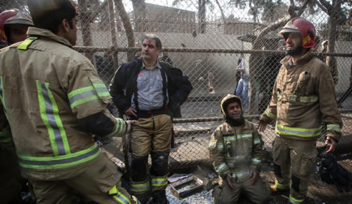 تصاویر/ آتش‌نشانان در اشک و بُهت فاجعه پلاسکو