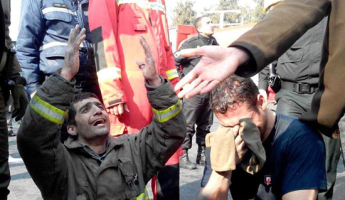 تصاویر/ آتش‌نشانان در اشک و بُهت فاجعه پلاسکو