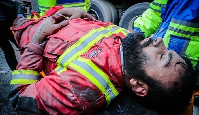 تصاویر/ آتش‌نشانان در اشک و بُهت فاجعه پلاسکو